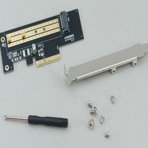 ابزارهای نصب شامل پیچ‌گوشتی و پیچ‌ها