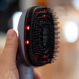 شانه ماساژور ارتعاشی نور درمانی قرمز جوردن و جودی