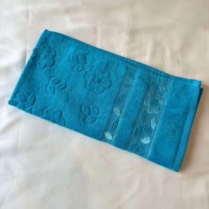 حوله ابریشم فاضل مدل گلبرگ سایز40*80 سانتی متر