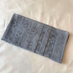 حوله ابریشم فاضل مدل گلبرگ سایز40*80 سانتی متر