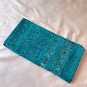 حوله ابریشم فاضل مدل گلبرگ سایز40*80 سانتی متر