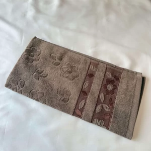 حوله ابریشم فاضل مدل گلبرگ سایز40*80 سانتی متر