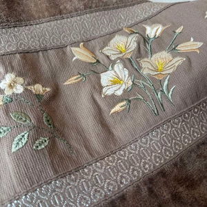حوله گل برجسته اعلا فاباریس مدل لیلیوم سایز 50x90 سانتی متر