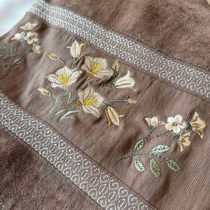حوله گل برجسته اعلا فاباریس مدل لیلیوم سایز 50x90 سانتی متر