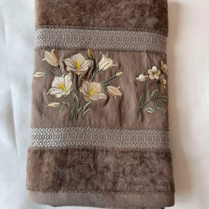 حوله گل برجسته اعلا فاباریس مدل لیلیوم سایز 50x90 سانتی متر