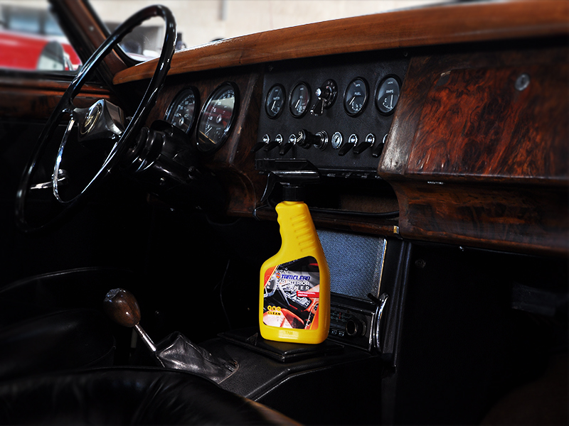 تصویر اسپری تمیزکننده داخل خودرو تام کلین در ماشین کلاسیک