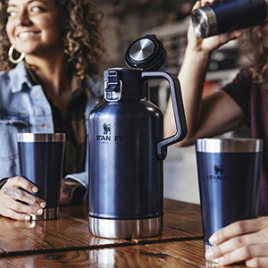 فلاسک استنلی مدل CLASSIC EASY-POUR GROWLER کد F 2021 گنجایش 2 لیتر
