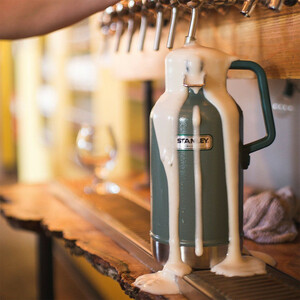 فلاسک استنلی مدل CLASSIC EASY-POUR GROWLER کد F 2021 گنجایش 2 لیتر