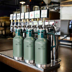 فلاسک استنلی مدل CLASSIC EASY-POUR GROWLER کد F 2021 گنجایش 2 لیتر
