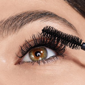 ریمل میبلین The Falsies Lash Lift، مناسب کسانی که مژه بلند و پر می‌خواهند