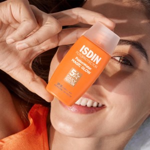 ضد آفتاب رنگی و درخشان کننده ایزدین مدل Fusion Water Magic Glow SPF30 حجم ۵۰ میل