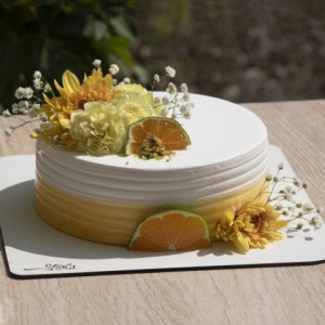 کیک خامه با تزئین گل طبیعی