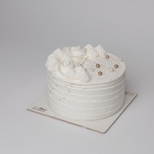 کیک  ساده سفید