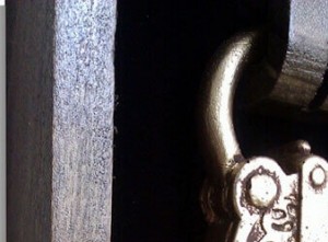 جاکلیدی دیواری طرح قفل لوزی رنگ نقره ای