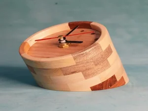 ۷ ایده متفاوت ساعت رومیزی چوبی برای فضای خانه