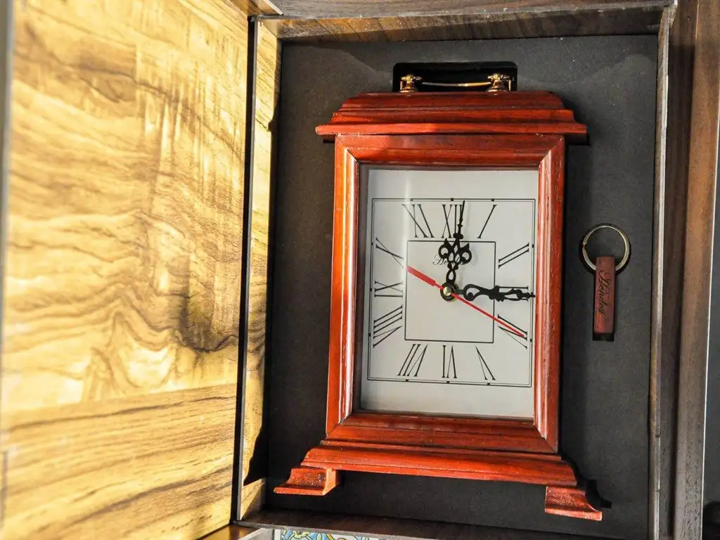 ظاهر خاص ساعت رومیزی چوبی