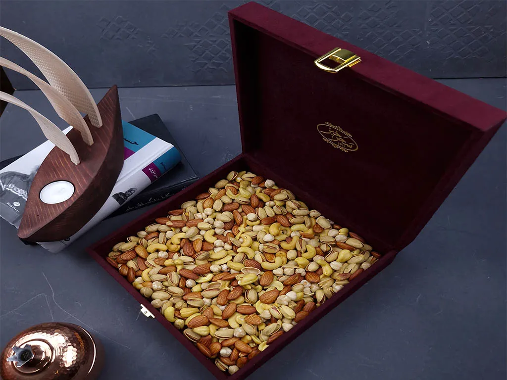 چگونه با پک هدیه شب یلدا، برند خود را در ذهن مشتری ماندگار کنیم؟