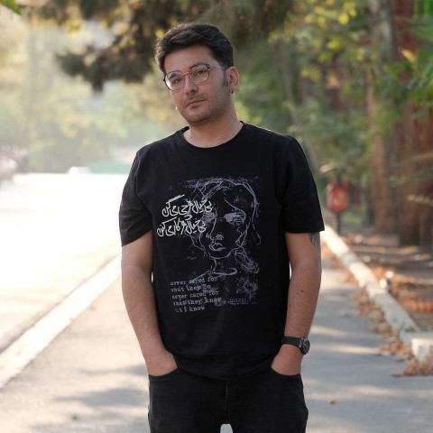 تی شرت مشکی بی‌خیال هر چی می‌گن – چاپ بنفش