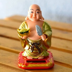 خرید مجسمه فنگ‌شویی خورشیدی متحرک بودا مدل بادبزن