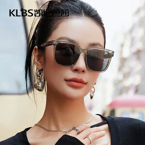 خرید آنلاین عینک آفتابی محافظ در برابر اشعه ماوراء بنفش