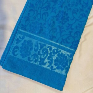 حوله استخری ابریشم فاضل مدل گلسار سایز 65x140 سانتی متر
