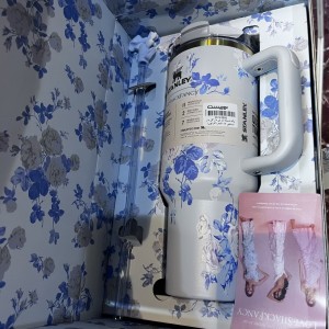 ماگ استنلی مدل LoveShackFancy Holiday Quencher Limited edition  (1.18 لیتری)
