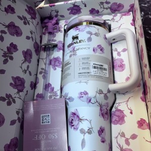 ماگ استنلی مدل LoveShackFancy Holiday Quencher Limited edition  (1.18 لیتری)