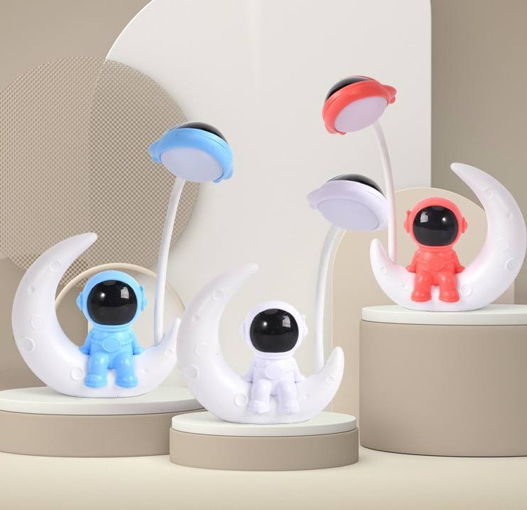 چراغ مطالعه طرح فضانورد نشسته روی ماه