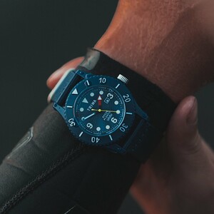 ساعت مچی عقربه ای تریوا  SUB Ocean Plastic Deep blue بر روی مچ