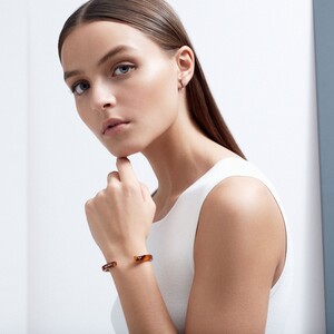 دستبند کاف کائوچویی زنانه و مردانه تریوا Bracelet 3,havana در دست خانم