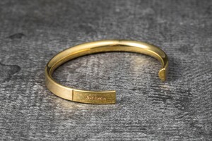 دستبند کاف استیل زنانه و مردانه تریوا Bracelet1,brass بر روی زمین