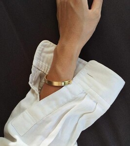 دستبند کاف استیل زنانه و مردانه تریوا Bracelet1,brass در دست