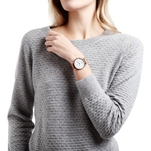ساعت مچی عقربه ای Rose Falken tan classic بر روی مچ دست خانم