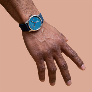 ساعت مچی عقربه ای HU39-BLUE بر روی مچ آقا