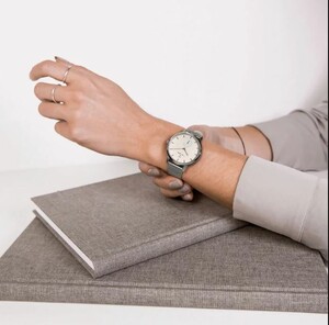 ساعت مچی عقربه ای زنانه تریوا Blush Svalan-Steel Mesh بر روی مچ