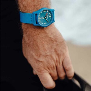 ساعت مچی عقربه ای تریوا  Ocean Plastic Turquoise بر روی مچ دست آقا