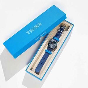 ساعت مچی عقربه ای تریوا  Ocean Plastic Deep Blue درون جعبه