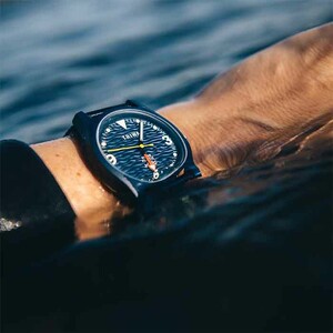 ساعت مچی عقربه ای تریوا  Ocean Plastic Deep Blue بر روی مچ آقا