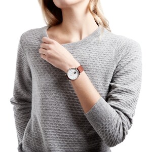ساعت مچی عقربه ای Ivory Falken brown classic بر روی مچ دست خانم