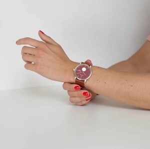 ساعت مچی عقربه ای تریوا Ruby Falken در دست خانم