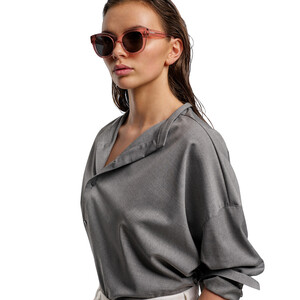 عینک آفتابی زنانه و مردانه تریوا Peach Klara بر روی صورت