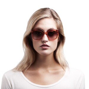 عینک آفتابی زنانه و مردانه تریوا Peach Ingrid بر روی صورت