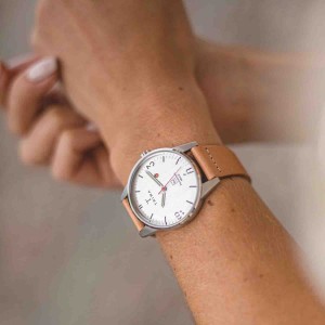 ساعت مچی عقربه ای زنانه تریوا مدل  Hu34L Grey