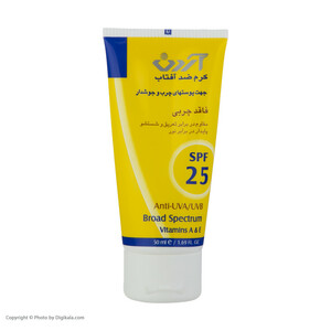 کرم ضدآفتاب بدون رنگ آردن، مدل 25 SPF، مناسب پوست چرب و جوش‌دار و حجم 50 میلی‌لیتر، محافظت کننده در برابر اشعه UVA و UVB، فاقد چربی، مقاوم در برابر آب و تعریق، با ماندگاری 2 ساعته