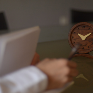 twood-natural-wood-desk-clock