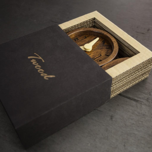 twood-wood-table-clock-closeup