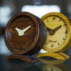 twood-wood-table-clock-closeup