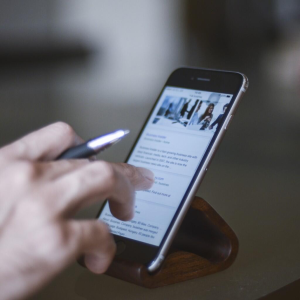 twood-modern-wooden-phone-stand