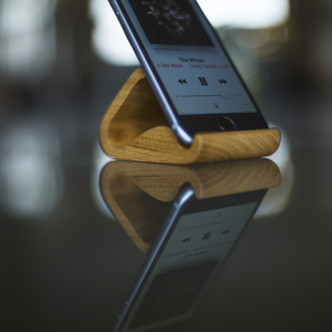 twood-natural-wood-phone-holder