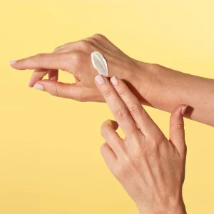 کرم دست استری وکتین strivectin کرم‌ دست روشن‌کننده و سفت‌کننده  60 میل ساخت آمریکا